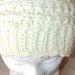 Cappello di lana caldo e morbido di color panna realizzato a uncinetto con punti fantasia