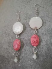 Orecchini con cerchi di madreperla e howlite ovale rosa cristalli a goccia bianchi alluminio