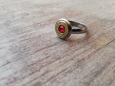 Anello cal 9 con cristallo rosso Anello cal 9 con cristallo rosso