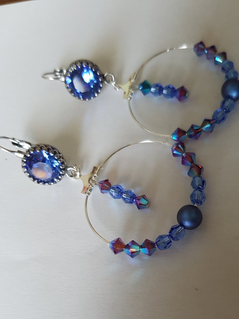 Orecchini a cerchio in acrilico con sfera di Lucille retrò blu