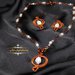 Set ciondolo, collana e orecchini di rame con filo avvolto, perle di fiume bianche, perle di acrilico bianche e perle di vetro trasparente