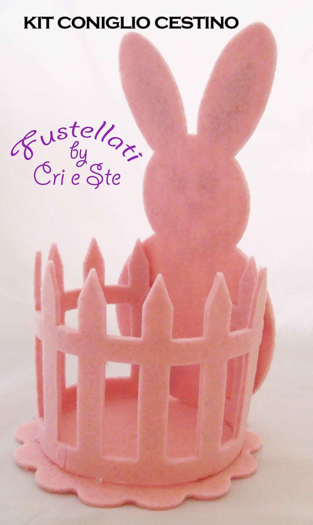 Coniglio dentro cestino di vimini con fiocco rosa – House of Moon Coniglio dentro cestino di vimini con fiocco rosa – House of Moon