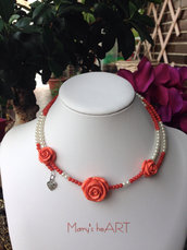Girocollo semirigido a collarino con corallo, perle di Maiorca e rose in resina 