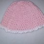 Grazioso cappellino di lana rosa da neonata realizzato a mano a uncinetto a punto a rilievo