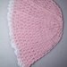 Grazioso cappellino di lana rosa da neonata realizzato a mano a uncinetto a punto a rilievo