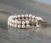 Bracciale  regolabile intrecciato a mano con perle di fiume coltivate