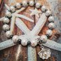 Bracciale elastico perline bianche e grigio scuro con charm conchiglia e perla