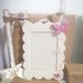 Cornice elegante in feltro bianca con decorazioni glitter. Cuori e farfalla. Rosa. PERSONALIZZABILE