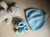 Cappellino e scarpine neonato ai ferri in lana merinos con ponpon  -  completo bebè azzurro  regalo nascita battesimo