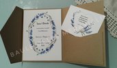 Partecipazione nozze tema lavanda pocket fold in carta Kraft iniziali degli sposi