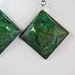 orecchini pendenti quadrati  verdi, in resina, con perno in acciaio