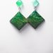 orecchini pendenti quadrati  verdi, in resina, con perno in acciaio