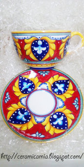 Tazza e piattino di ceramica dipinti a mano