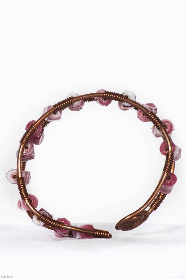 Bracciale fucsia con perline di cartoncino ondulato realizzate a ma