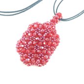 Ciondolo rosso rubino, perline, cristalli, cordoncino di cotone, arte del gioiello, fatto a mano, modello esclusivo, pezzo unico, idea regalo.