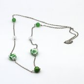 Collana lunga con perle bianche e verdi a cuore fatta a mano