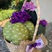 Cestino di vimini con composizione di cactus con fiori lilla e viola