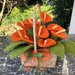 Cestino di vimini con composizione di fiori arancioni