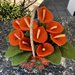 Cestino di vimini con composizione di fiori arancioni