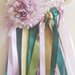 Acchiappasogni con centro ad uncinetto nastri in seta nei colori verde e glicine e grande fiore in stoffa