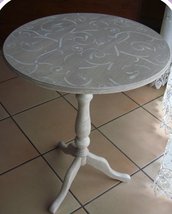 Tavolino tondo in legno decorato a mano