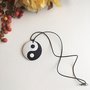 Collana con ciondolo di legno dipinto a mano con il simbolo dello Yin&Yang