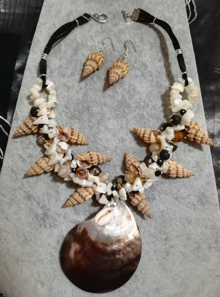 Collana di grandi perle grigie con chiusura gioiello