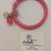 Bracciale rigido in resina rosa scuro, con ciondoli in pietra