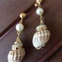 Orecchini pendenti con vere conchiglie, perni in argento dorato e perle di Majorca