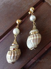Orecchini pendenti con vere conchiglie, perni in argento dorato e perle di Majorca