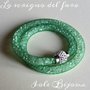 Bracciale rete tubolare verde con cristalli e calamita strass