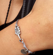 Bracciale di corda con pendente charm in argento Freccia di Cupido, fatto a mano