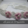 Fascia fermacapelli crochet bianca con fiori rosa e perle.