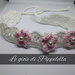 Fascia fermacapelli crochet bianca con fiori rosa e perle.