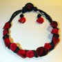 collana corda nera, resina e fiori rossi