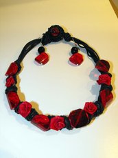 collana corda nera, resina e fiori rossi