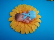 Bomboniera battesimo bebè  su fiore
