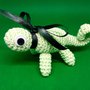 Camaleonte amigurumi verde creato all'uncinetto