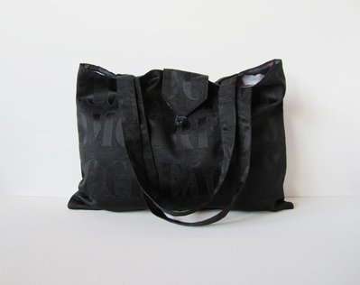 BORSA IN STOFFA NERA CON SCRITTE TESSUTE CHIUSURA CON PATELLA BORSA IN STOFFA NERA CON SCRITTE TESSUTE CHIUSURA CON PATELLA