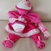 Originale bambolina formata da asciugapiatti di spugna sui colori rosa/fucsia e presine di cotone decorata con delicato pizzo ricamato.