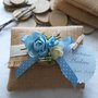 Bomboniera pacchettino in juta per battesimo bimbo con tondello di legno decorato con fiori azzurri stile country chic