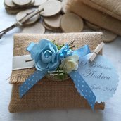 Bomboniera pacchettino in juta per battesimo bimbo con tondello di legno decorato con fiori azzurri stile country chic