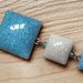 CIONDOLO 4LEVELS 1 - azzurro e bianco con glitter opalescenti  - atossico e nichel free