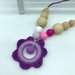 Collana da allattamento con perle di legno e in silicone e fiore fatto a mano all’uncinetto 