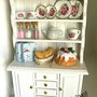 Vetrinetta in miniatura -credenza .mobile - Casa delle bambole- 1:12 pane, torta con fragole, caramelle, libri, teiera