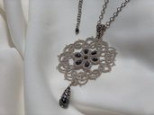 Ciondolo in pizzo chiacchierino color argento con perle di ematite fatto a mano in Firenze