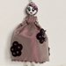 Collana dolls di ceramica dipinta a mano, collana con bambolina con vestito ricamato a mano