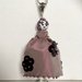 Collana dolls di ceramica dipinta a mano, collana con bambolina con vestito ricamato a mano