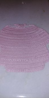 Bavaglino da neonata realizzato a uncinetto con filo di scozia rosa con disegno a forma di vestitino 