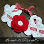 Fascia fermacapelli crochet da bambina con fiore rosso.